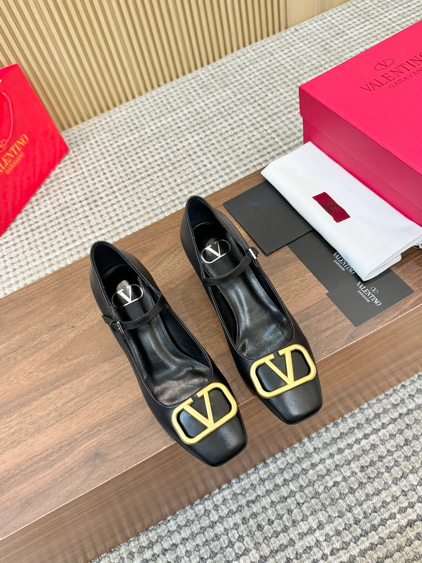 👟👟Ex-factory price 460👟👟 Genuine leather sole + 40 Valentino. Large v-buckle sandals ㊙️Latest series of counters Authentic grade version with perfect details. Authentic products are made one to one. All details are consistent with genuine ones. The upper foot is very pedicure type. The key point is that it is very good and easy to control. It does not grind the feet and does not tire the feet. Walking artifact, exclusive mold opening. The highest version on the market. Fabric: imported mixed sheepskin, lining and foot pads are all sheepskin. Code number (34 to 42) Customized sizes 34 and 42 are non-refundable and non-exchangeable. Heel height: 7.5CM, rubber sole, leather sole +40